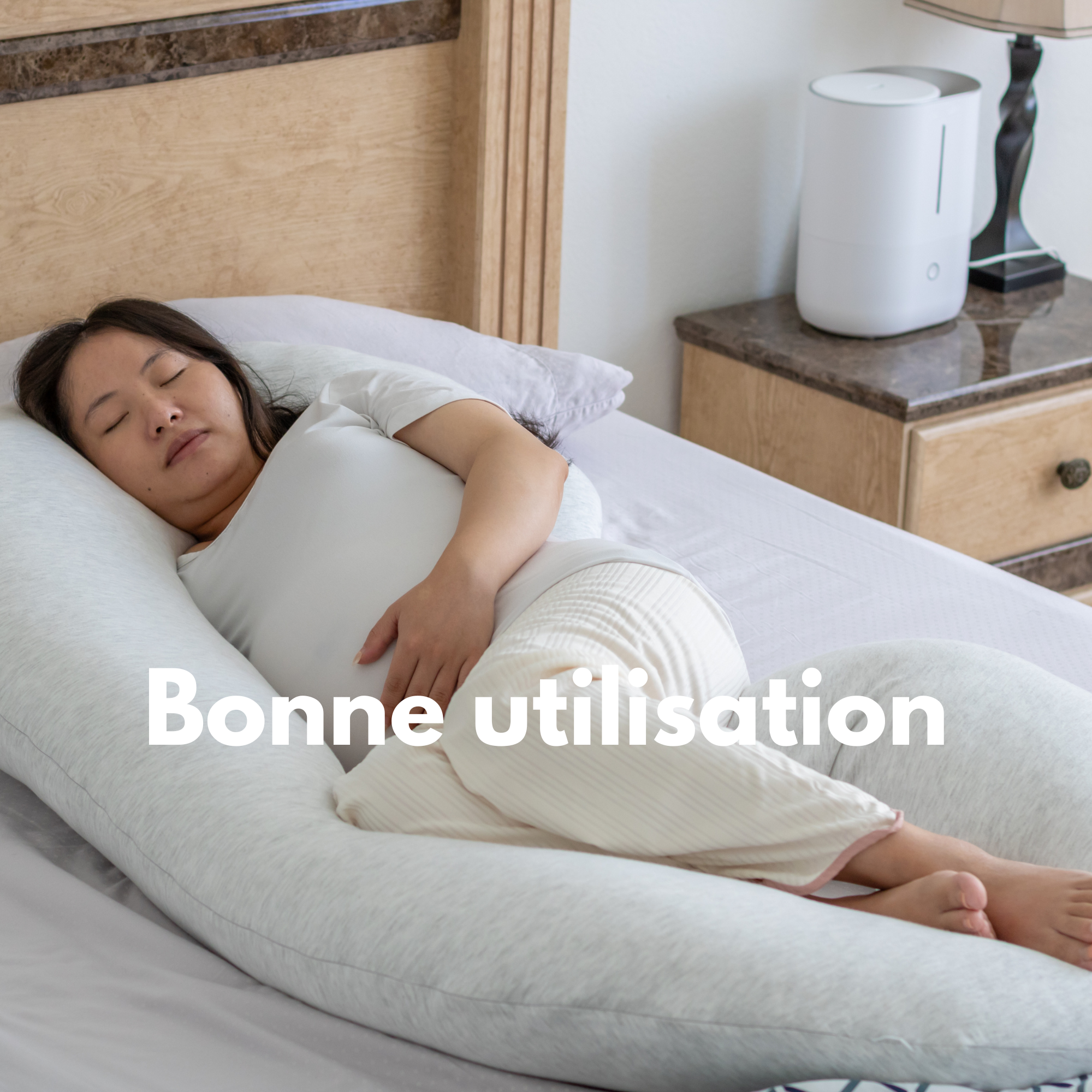 Femme avec un coussin de grossesse